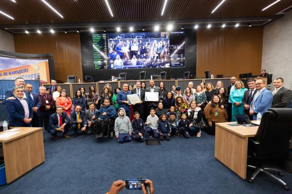 Escola Raposo Tavares e Secretaria recebem homenagem por trabalho de inclusão